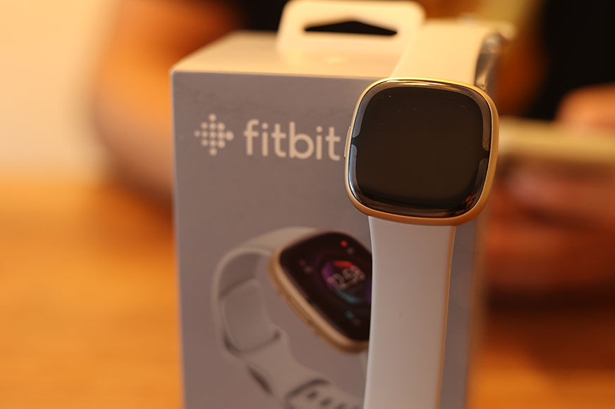 Man sieht die Fitbit Sense 2.